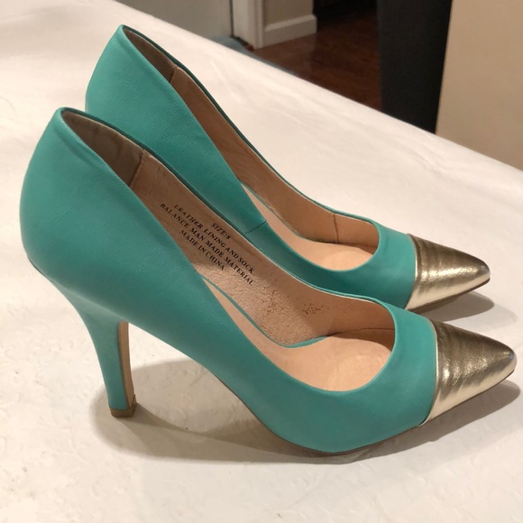 Restricted Teal and Gold Heels - Picture 3 of 8